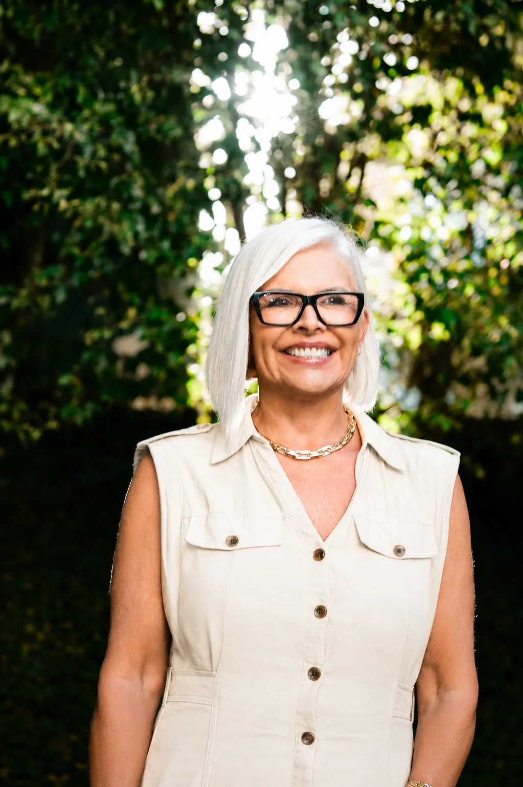 Denise Lahutte sorrindo em um jardim